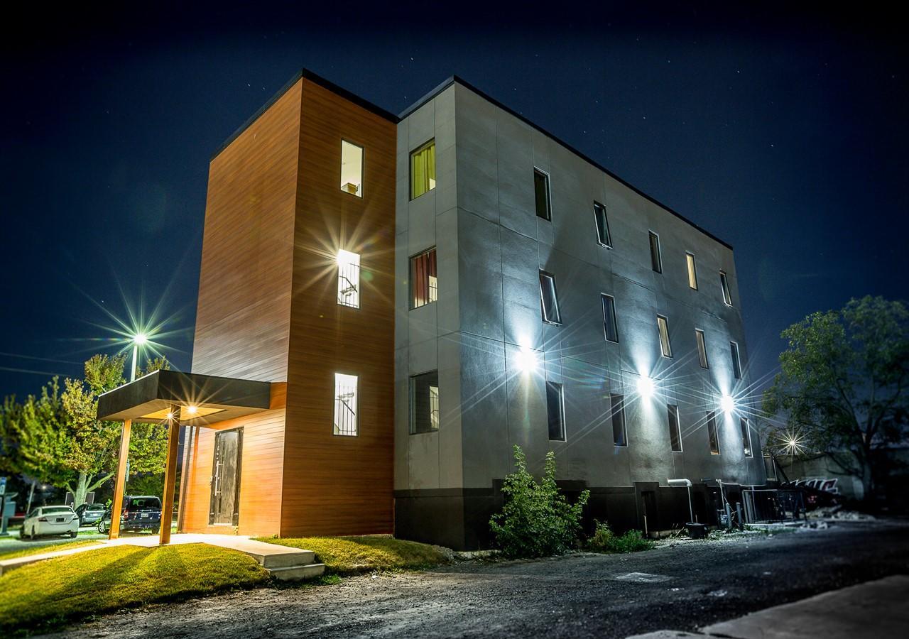 Clifton Hill Luxury Condo 4B Apartment Niagara Falls