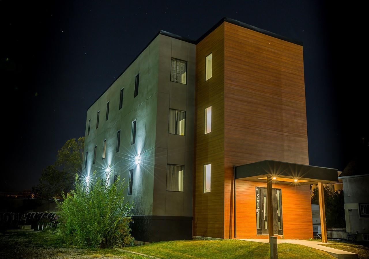 Clifton Hill Luxury Condo 4B Apartment Niagara Falls